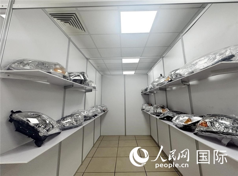 在位于莫斯科格林伍德國際貿(mào)易中心的浙江寧波優(yōu)質(zhì)商品展銷中心內(nèi)，展示著來自浙江寧波慈溪市的汽車配件樣品。人民網(wǎng)記者 申佳平攝
