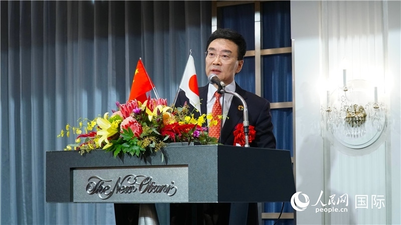 在日中國企業(yè)協(xié)會會長王家馴致祝酒詞。人民網(wǎng) 蔣曉辰攝