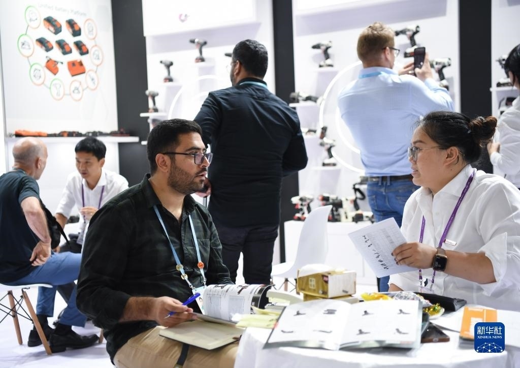 10月15日，在一家電動(dòng)工具展臺(tái)，外國(guó)采購(gòu)商在洽談業(yè)務(wù)。新華社記者 鄧華 攝