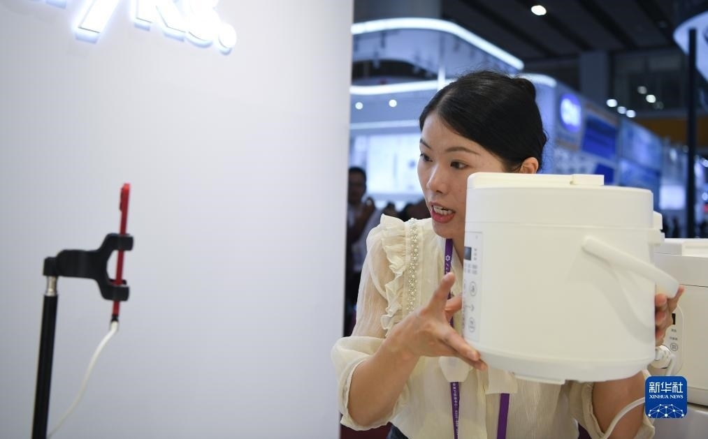 10月15日，參展的工作人員在展臺(tái)直播介紹家電產(chǎn)品。新華社記者 鄧華 攝