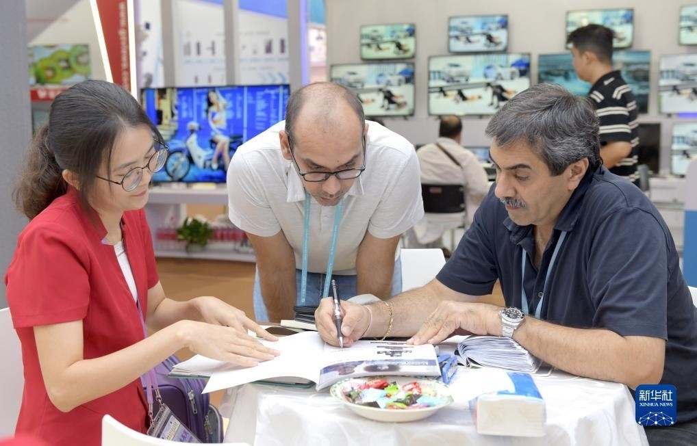 10月15日，客商在廣交會(huì)上洽談業(yè)務(wù)。新華社記者 盧漢欣 攝