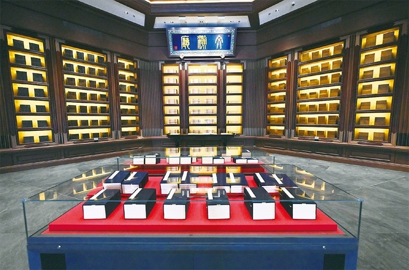 建設中國國家版本館，是以習近平同志為核心的黨中央作出的重大決策，是文明大國建設的基礎工程，是功在當代、利在千秋的標志性文化工程，充分體現了我們黨傳承發(fā)展中華文化的高度自覺、汲取歷史智慧更好走向未來的歷史主動。圖為2023年5月拍攝的中國國家版本館中央總館文瀚廳。 新華社發(fā)