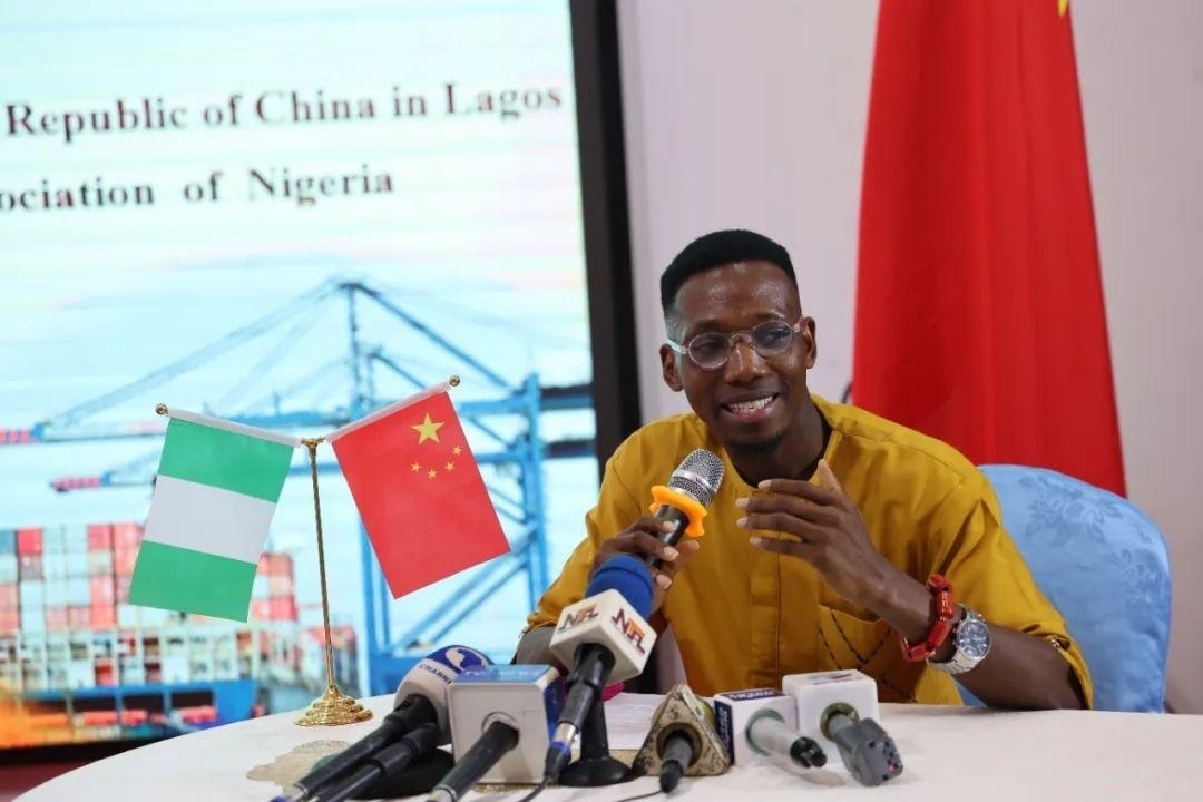 尼日利亞孔子學(xué)院留華同學(xué)會(huì)會(huì)長(zhǎng)吳文仲分享經(jīng)驗(yàn)。駐拉各館總領(lǐng)館供圖