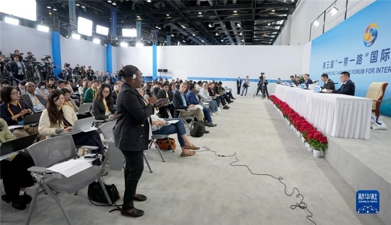 10月16日，第三屆“一帶一路”國(guó)際合作高峰論壇新聞中心在北京國(guó)家會(huì)議中心舉行首場(chǎng)吹風(fēng)會(huì)，邀請(qǐng)自然資源部國(guó)際合作司和相關(guān)單位負(fù)責(zé)人介紹有關(guān)情況，并回答記者提問。新華社記者 王毓國(guó)攝