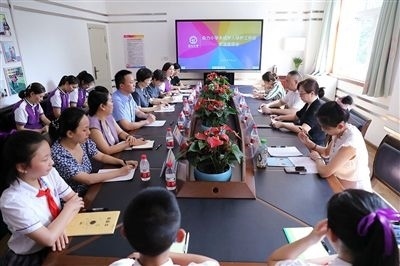 圖⑤：法治宣講結束后，重慶五中院組織召開座談會，聽取人大代表和朵力小學教師、家長代表對法院未成年人保護工作的意見建議。