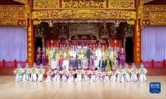  10月18日上午，國(guó)家主席習(xí)近平夫人彭麗媛邀請(qǐng)出席第三屆“一帶一路”國(guó)際合作高峰論壇的外方領(lǐng)導(dǎo)人夫人參觀中國(guó)工藝美術(shù)館（中國(guó)非物質(zhì)文化遺產(chǎn)館）。這是彭麗媛同外方領(lǐng)導(dǎo)人夫人與文藝演出演職人員合影。新華社記者 丁林 攝