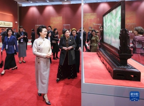  10月18日上午，國(guó)家主席習(xí)近平夫人彭麗媛邀請(qǐng)出席第三屆“一帶一路”國(guó)際合作高峰論壇的外方領(lǐng)導(dǎo)人夫人參觀中國(guó)工藝美術(shù)館（中國(guó)非物質(zhì)文化遺產(chǎn)館）。這是彭麗媛同外方領(lǐng)導(dǎo)人夫人參觀展品。新華社記者 丁林 攝