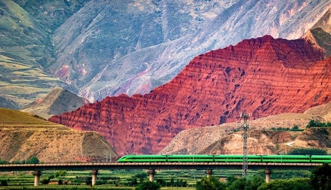 穿越丹霞地貌的火車。蘭州局集團公司融媒體中心供圖