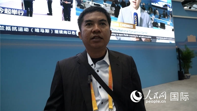 印尼《辛加朗綜合日?qǐng)?bào)》記者班邦·蘇利斯提奧（Bambang Sulistio）與記者交談。人民網(wǎng) 楊春燕攝