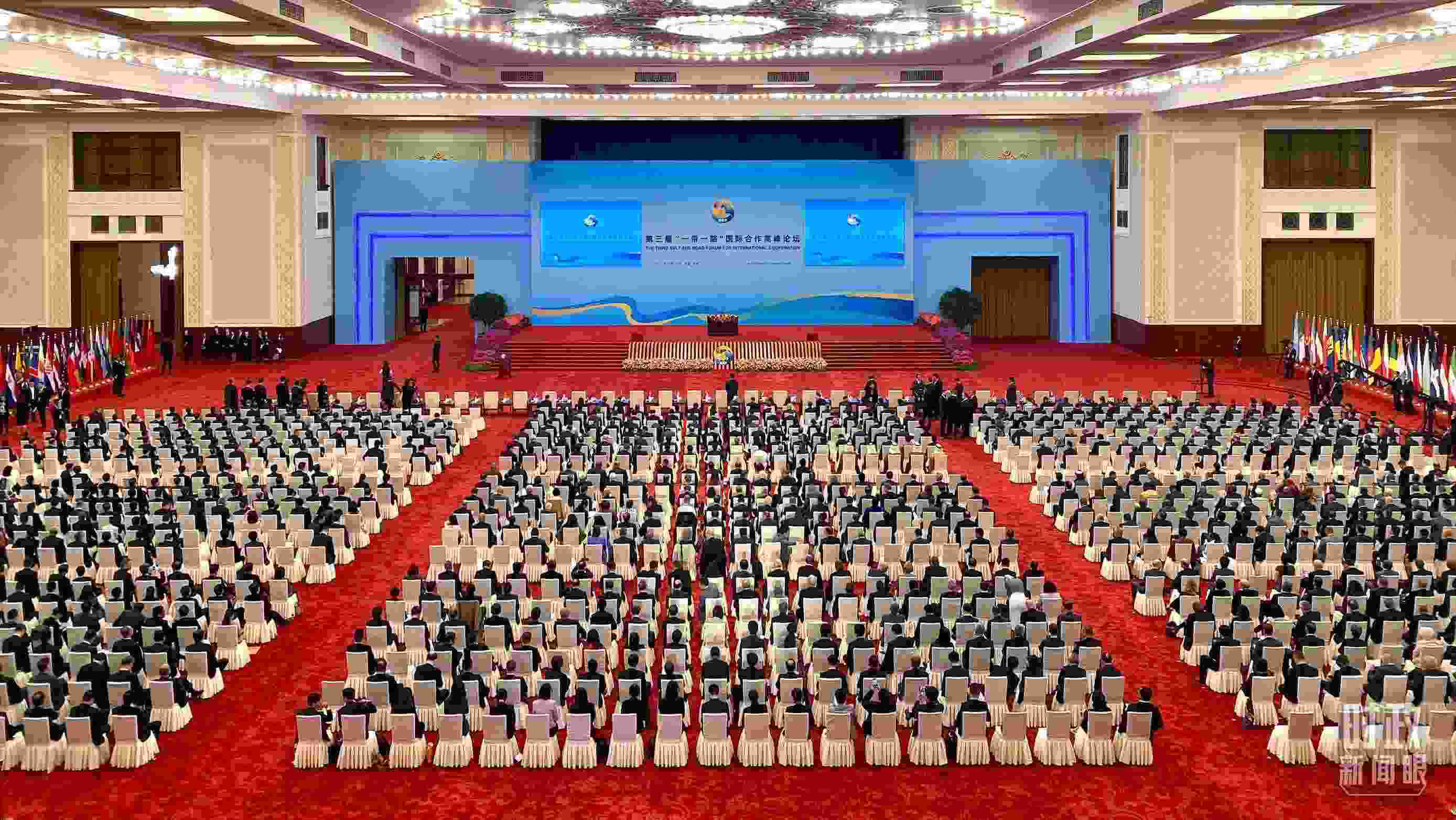 △人民大會堂宴會廳。這是開幕式之前的現(xiàn)場。（總臺央視記者李增仁拍攝）