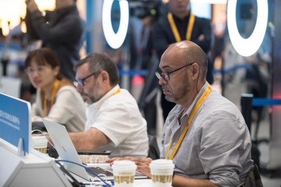 10月17日，記者在“一帶一路”國際合作高峰論壇新聞中心工作。新華社記者 張豪夫 攝