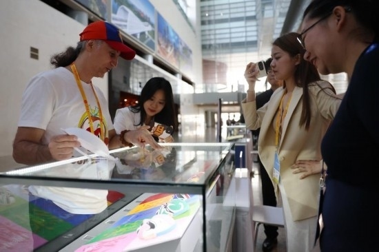 10月16日，參會記者在“一帶一路”國際合作高峰論壇新聞中心參觀展示的中國非物質(zhì)文化遺產(chǎn)展品。新華社記者 陳斌 攝