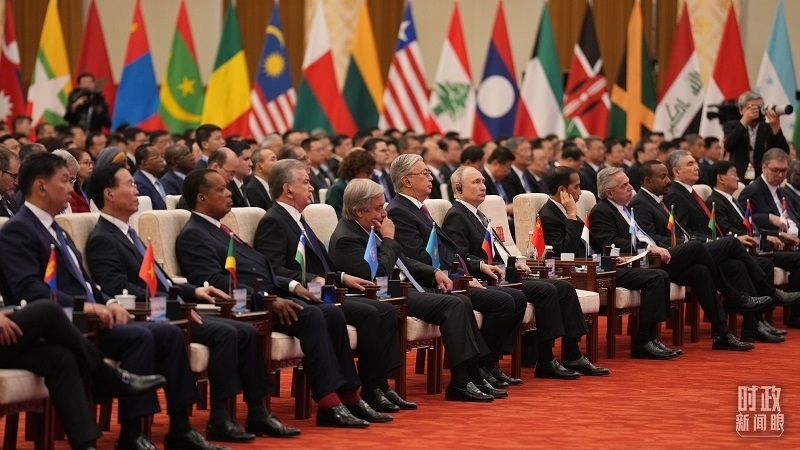 △18日上午，外方領(lǐng)導(dǎo)人在開幕式上聆聽習(xí)近平主席主旨演講。（總臺國廣記者李晉拍攝）