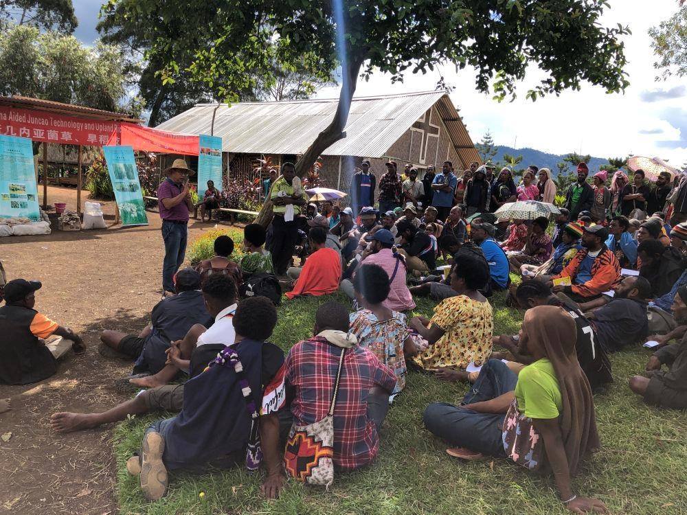 △2020年12月15日，中國專家在巴布亞新幾內(nèi)亞東高地省中國援助巴新菌草和旱稻技術(shù)項(xiàng)目第9期培訓(xùn)班上授課。