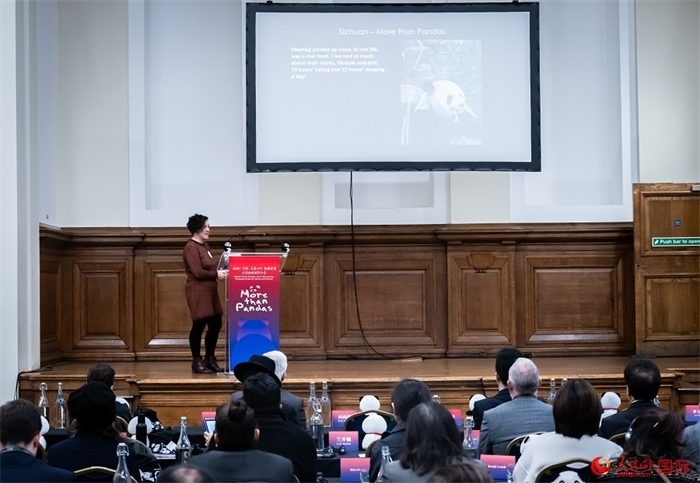 英國(guó)旅游達(dá)人瑪麗亞·拉莫爾作來(lái)川游歷主題分享。人民網(wǎng) 郭錦標(biāo)攝