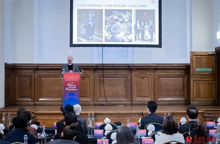 英國(guó)群英創(chuàng)意全球首席執(zhí)行官杰米·撒杰特在現(xiàn)場(chǎng)發(fā)言，分享如何進(jìn)一步提升四川旅游的國(guó)際影響力、吸引更多的英國(guó)游客。人民網(wǎng) 郭錦標(biāo)攝