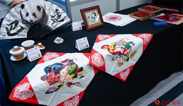 活動(dòng)現(xiàn)場(chǎng)的現(xiàn)場(chǎng)文創(chuàng)展、互動(dòng)體驗(yàn)區(qū)、非遺區(qū)展示。人民網(wǎng) 郭錦標(biāo)攝