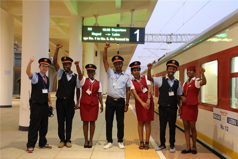 中埃員工組成的亞吉鐵路運(yùn)營團(tuán)隊(duì)。 中國土木工程集團(tuán)有限公司供圖