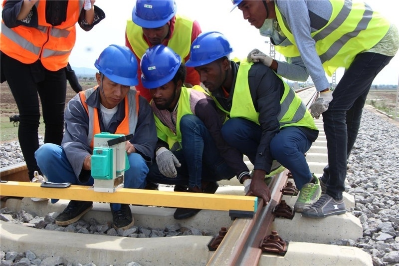 中方員工在鐵路現(xiàn)場(chǎng)培訓(xùn)埃方員工。 中國土木工程集團(tuán)有限公司供圖