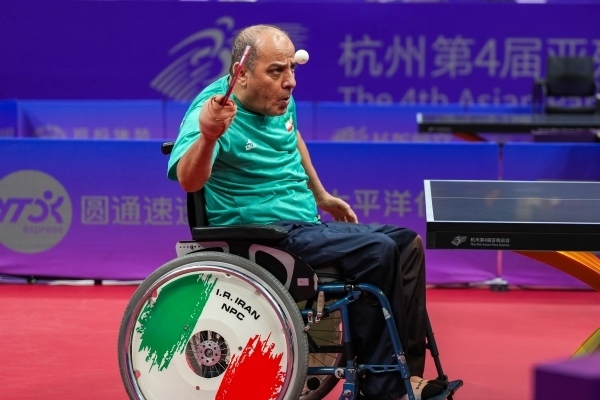 10月23日，杭州第4屆亞殘運(yùn)會(huì)乒乓球男子單打Class2小組循環(huán)賽舉行。圖為伊朗隊(duì)選手哈?！ず嗁M(fèi)尚在比賽中。圖片來源：杭州亞殘組委會(huì)