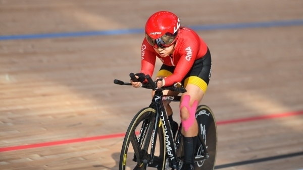 10月23日，杭州第4屆亞殘運(yùn)會(huì)場地自行車女子個(gè)人C4-5級(jí)3000米追逐賽金牌賽舉行。圖為中國隊(duì)選手季子賢在比賽中。圖片來源：杭州亞殘組委會(huì)
