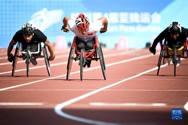 10月23日，中國選手龔文浩（左二）在杭州第4屆亞殘運(yùn)會(huì)男子100米-T34決賽的比賽中。他以15秒55的成績獲得該項(xiàng)目銀牌。新華社記者 江漢攝