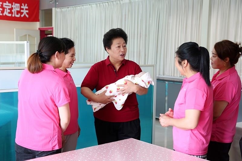 △2021年6月2日，卓長立（中）指導(dǎo)正在接受培訓(xùn)的家政服務(wù)員。