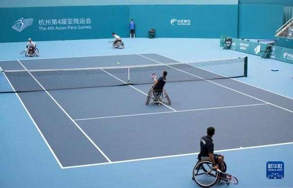 10月24日，在杭州第4屆亞殘運(yùn)會(huì)輪椅網(wǎng)球男子雙打1/4決賽中，中國(guó)組合董順江/紀(jì)珍旭以0比2不敵韓國(guó)組合任浩元/韓成奉，無(wú)緣半決賽。圖為董順江（右二）/紀(jì)珍旭（右一）在比賽中。新華社記者 才揚(yáng)攝