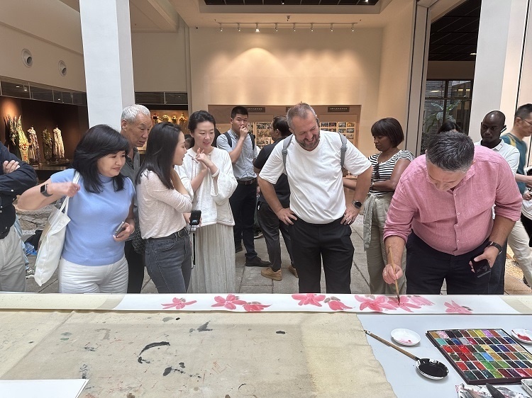 首屆國際傳播“絲路獎”獲獎代表等在廣州市荔灣區(qū)永慶坊參加文化交流活動。楊爍壁、王燕攝影報道