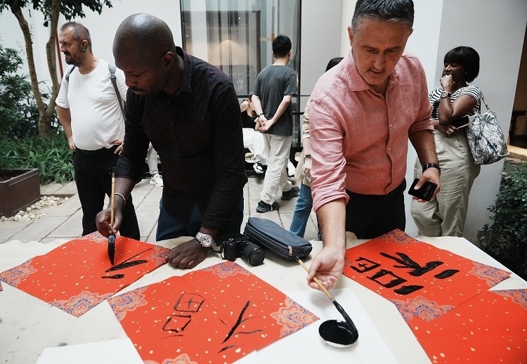 首屆國際傳播“絲路獎”獲獎代表等在廣州市荔灣區(qū)永慶坊參加文化交流活動。楊爍壁、王燕攝影報道