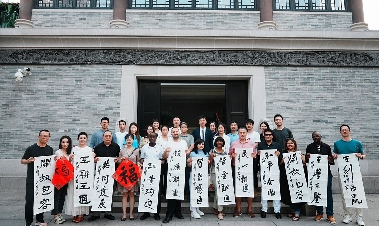 首屆國際傳播“絲路獎”獲獎代表等在廣州市荔灣區(qū)永慶坊參加文化交流活動。楊爍壁、王燕攝影報道