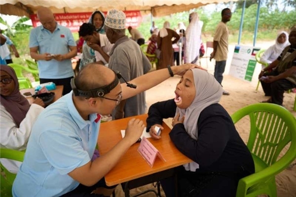 醫(yī)療隊(duì)為當(dāng)?shù)鼗颊吡x診。中國援桑醫(yī)療隊(duì)供圖