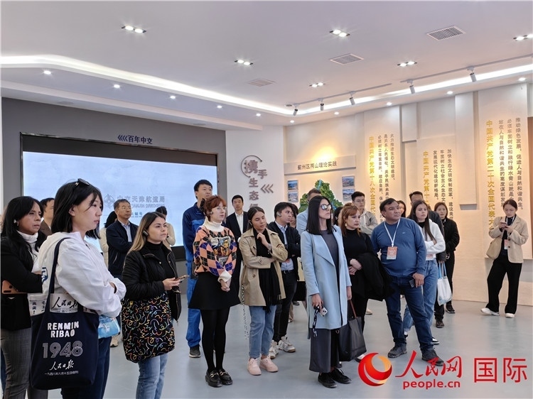 媒體記者探訪薊州礦山生態(tài)修復(fù)項目。人民網(wǎng)記者 符園園攝