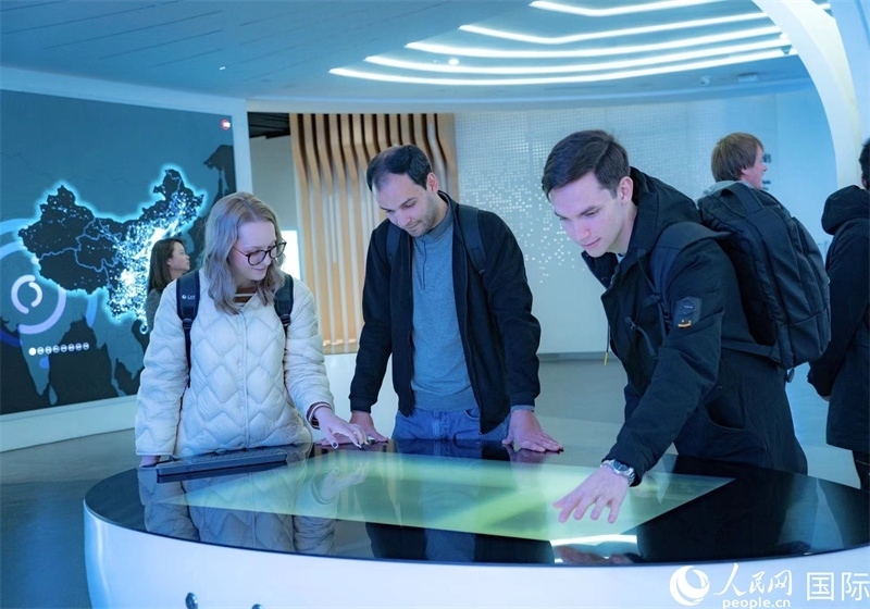 歐亞國家記者在國家大數(shù)據(jù)（貴州）綜合試驗(yàn)區(qū)交流體驗(yàn)中心參觀。人民網(wǎng) 陽茜攝