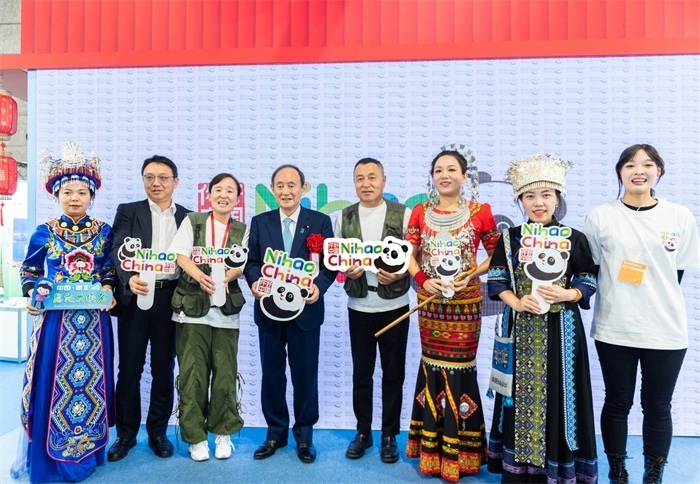 日本前首相菅義偉在中國展館參觀。圖片由中國駐東京旅游辦事處提供