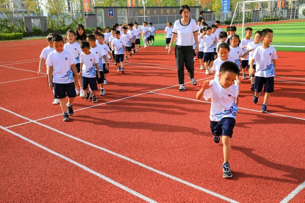 2023年9月，雄安史家胡同小學的學生們在操場上活動。新華社記者張鋮 攝