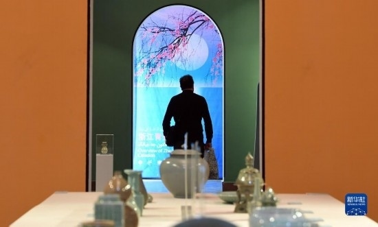 10月30日，人們?cè)谝晾实潞谔m伊朗國(guó)家藝術(shù)科學(xué)院觀看展出的展品。新華社記者 沙達(dá)提 攝