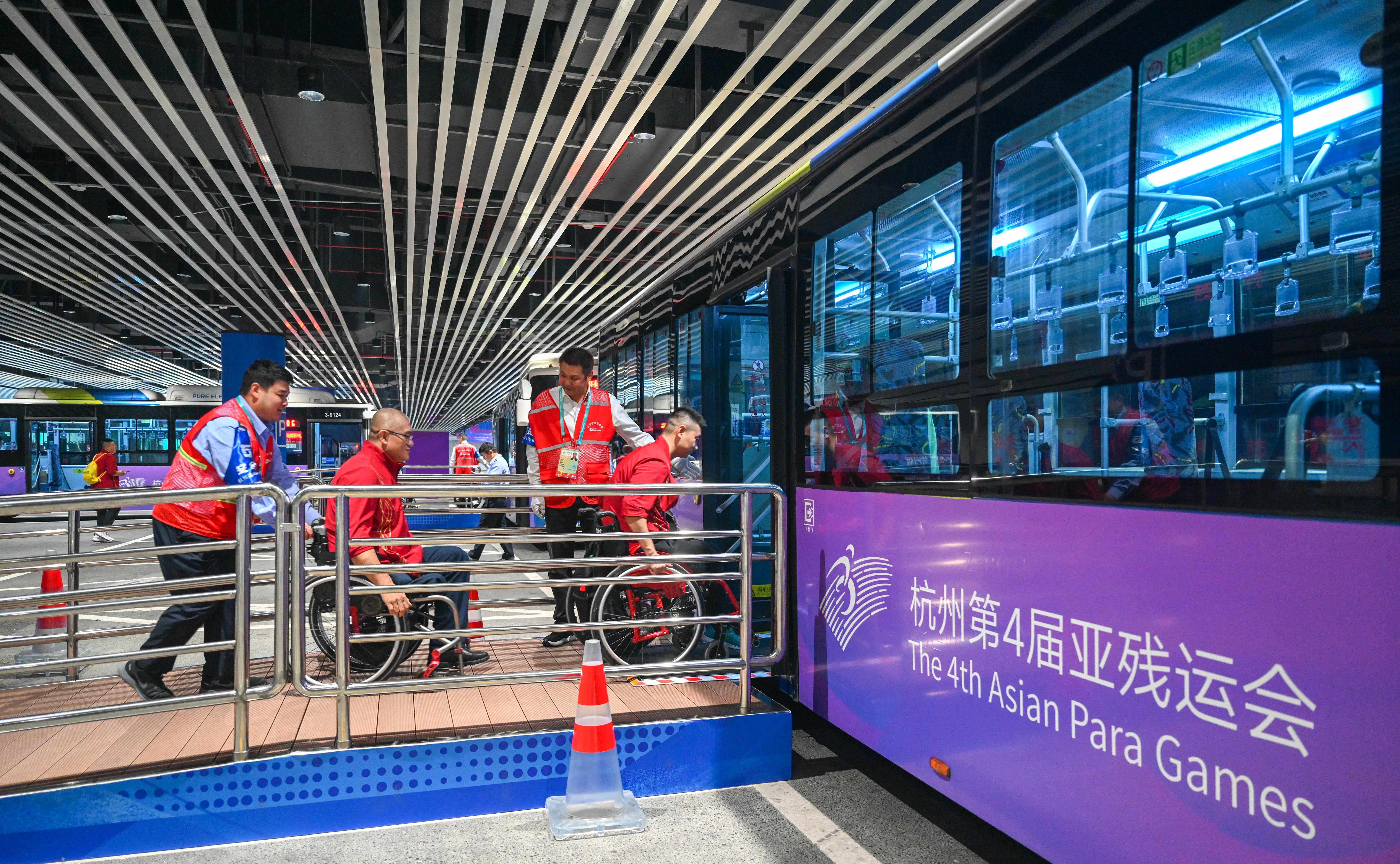 △2023年10月25日，結(jié)束輪椅籃球比賽后的中國(guó)隊(duì)和阿富汗隊(duì)球員通過無障礙坡道，順利上車返回運(yùn)動(dòng)員村。