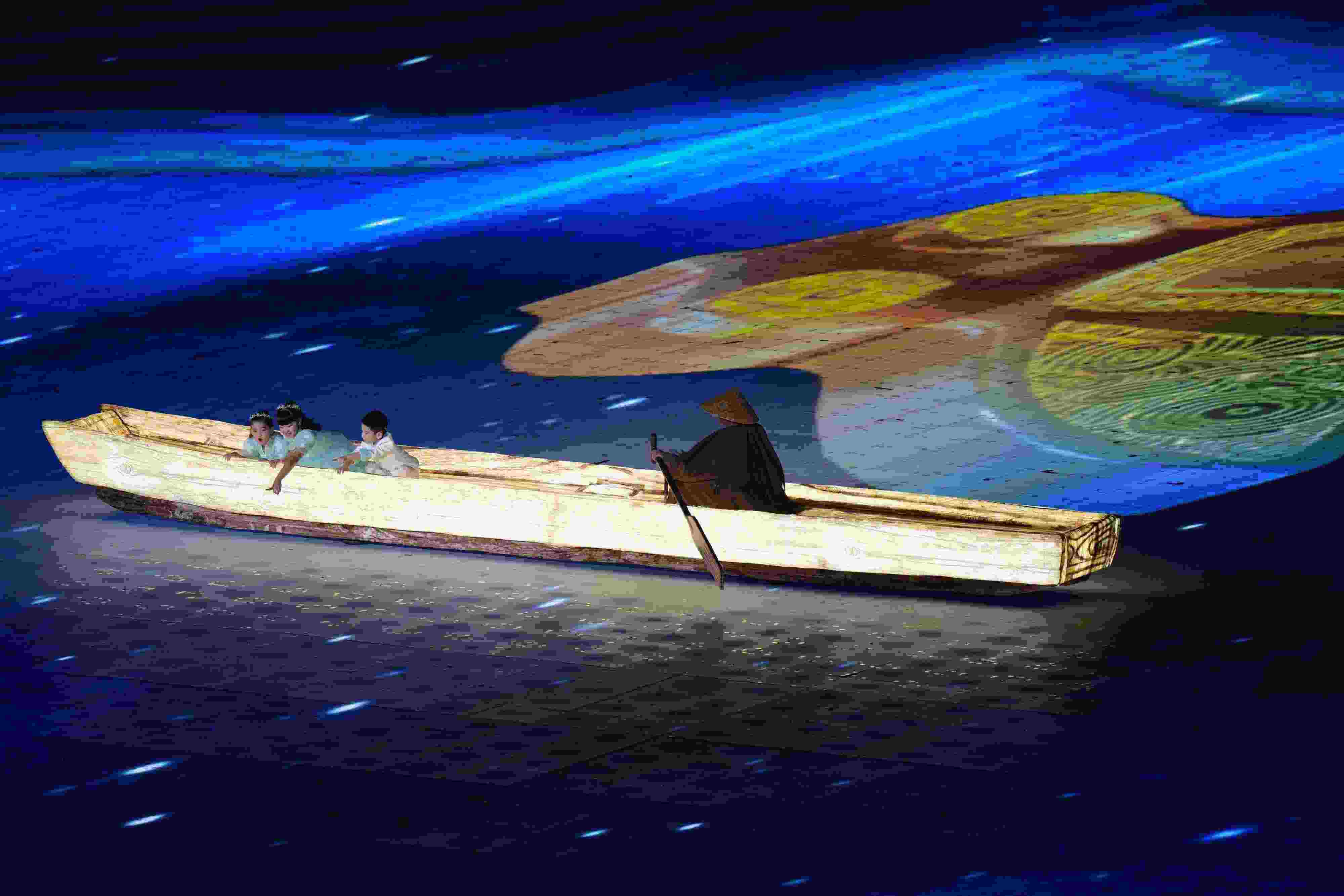 △2023年10月28日，杭州亞殘運(yùn)會(huì)閉幕式上的“中華第一舟”。