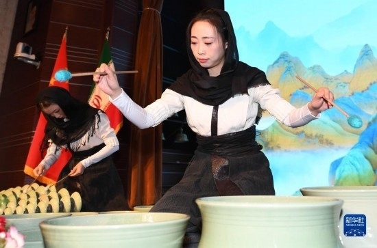 10月30日，演員在伊朗德黑蘭伊朗國(guó)家藝術(shù)科學(xué)院舉行的“青風(fēng)海上來(lái)”浙江青瓷巡禮開(kāi)幕式暨“萬(wàn)象中國(guó)·天下寧波”寧波文旅推介會(huì)開(kāi)幕式上表演。新華社記者 沙達(dá)提 攝