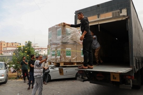  10月29日，工作人員在加沙地帶南部城市汗尤尼斯的一家醫(yī)院搬運(yùn)醫(yī)療援助物資。新華社發(fā)（里澤克·阿卜杜勒賈瓦德攝）
