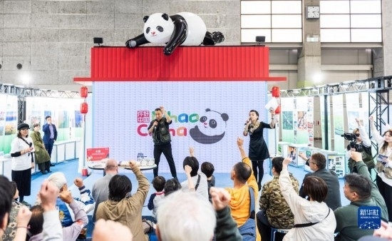  10月29日，游客在日本大阪國(guó)際會(huì)展中心中國(guó)館參與中國(guó)旅游知識(shí)問(wèn)答活動(dòng)。新華社發(fā)（中國(guó)駐大阪旅游辦事處供圖）