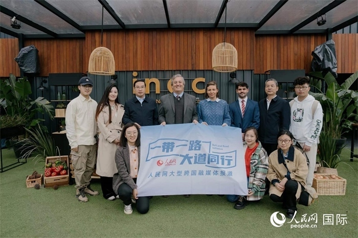 在烏拉圭第118屆普拉多牧農(nóng)業(yè)國(guó)際博覽會(huì)上，烏拉圭國(guó)家肉類協(xié)會(huì)主席與人民網(wǎng)記者合影。人民網(wǎng)記者 張若涵攝