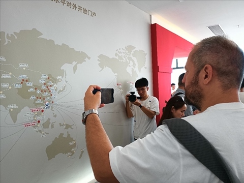 來(lái)自波黑的法魯克·博里奇用手機(jī)記錄廣州港可以通達(dá)到的世界城市與地區(qū)。石青川 攝