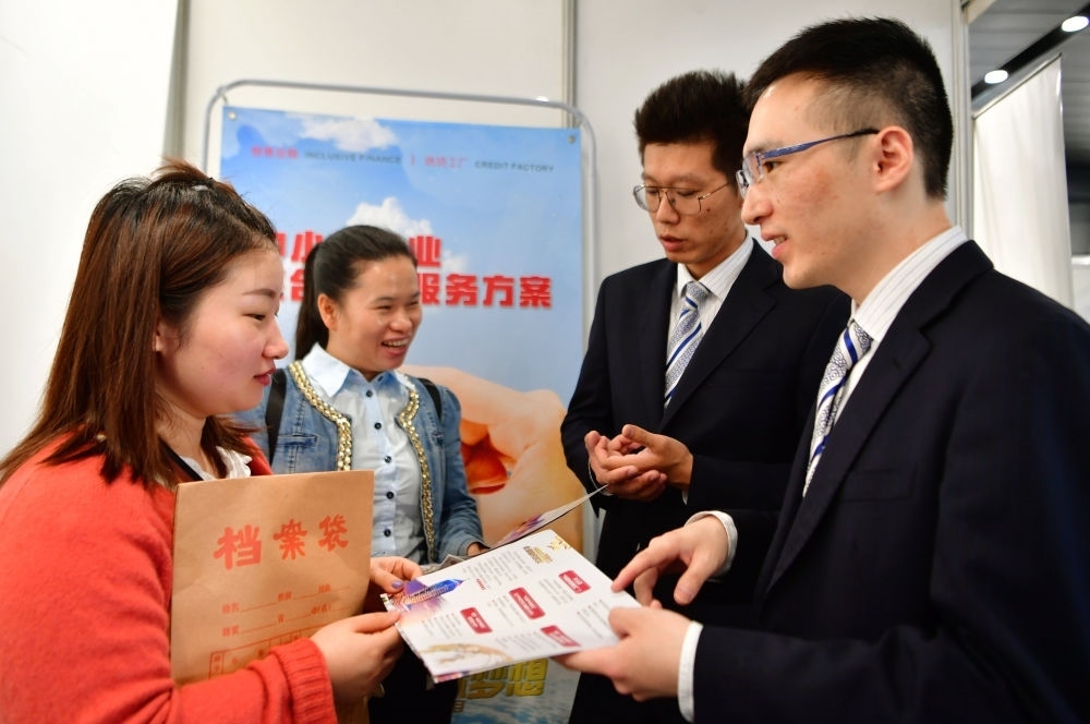 2019年5月9日，兩名鞋業(yè)公司的工作人員（左一和左二）向銀行工作人員咨詢中小微企業(yè)金融服務(wù)方案細則。當日，福建自貿(mào)區(qū)福州片區(qū)稅企銀三方對接會在馬尾基金小鎮(zhèn)舉辦，來自傳統(tǒng)制造業(yè)、物聯(lián)網(wǎng)和電子商務(wù)等行業(yè)的企業(yè)代表參加對接會。新華社記者 魏培全 攝