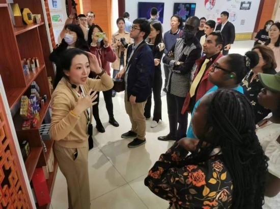 2023“一帶一路”媒體合作論壇聯(lián)合采訪團參觀仁和863科技園產(chǎn)品展示區(qū)。（本報記者 黃超攝）