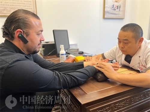  （外媒記者走進中醫(yī)堂，問診中醫(yī)名師。中國經(jīng)濟周刊記者 郭志強攝）