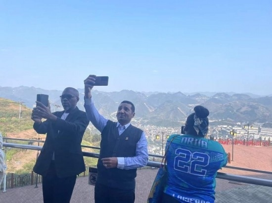 外媒記者在天釀景區(qū)拍照留念。本報記者葉子攝