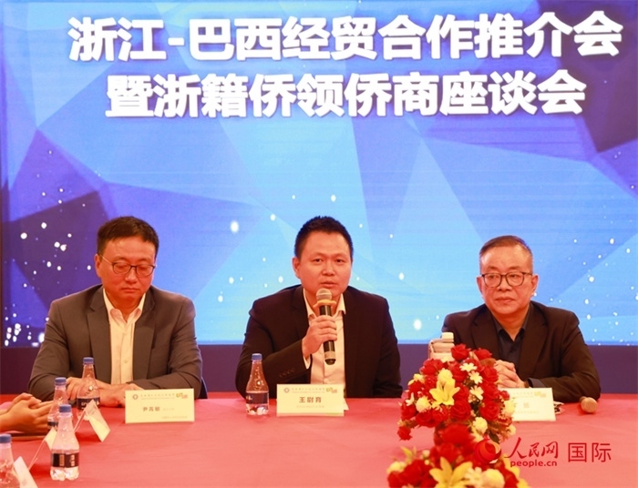 中國駐里約代總領事王尉育（中）在活動中致辭。人民網(wǎng)記者 陳海琪攝