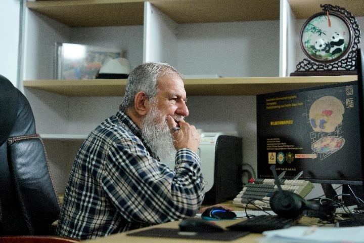 10月31日，古巴科學(xué)家裴德樂在電子科技大學(xué)做科研。